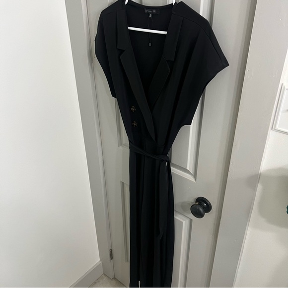 DYNAMITE Black Short-Sleeved Wrapped Cutlotte Women’s Jumpsuit - Picture 3 of 4